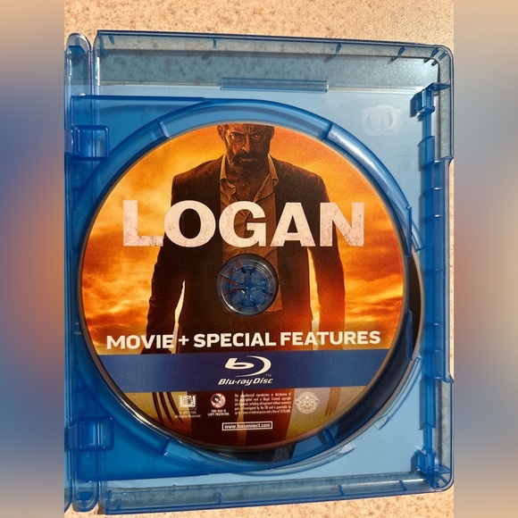 Logan Blu-ray + DVD + Digital HD - Picture 2 of 4